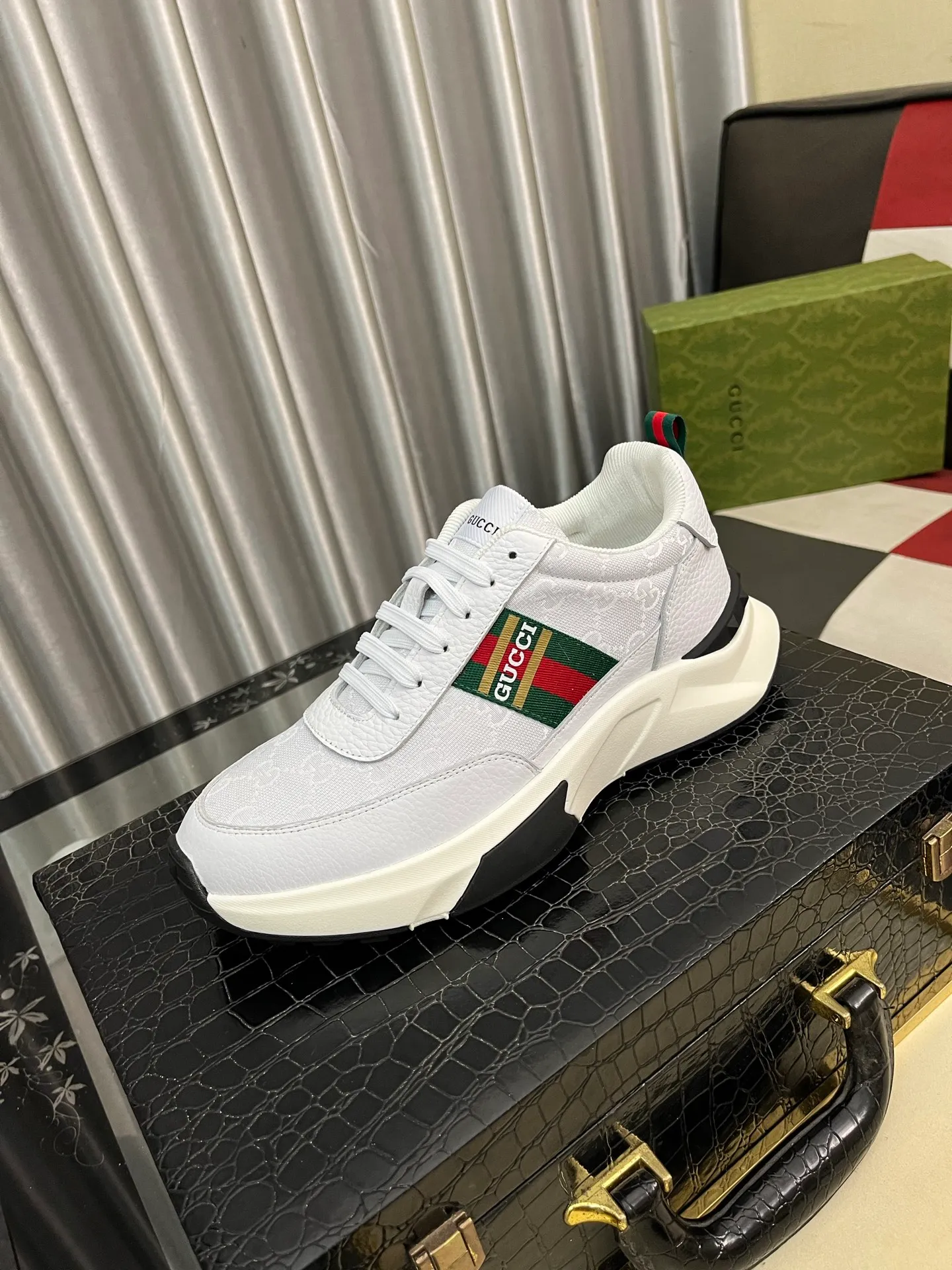 Men's Men's Shoes 💰458 ⌚️⌚️[GUCCI] Gucci men's casual shoes are absolutely popular 🔥The ultimate matching item for trendy men! The charm of super texture is irresistible, the main recommendation, the flower leather color is bright! The upper is made of high-quality brand printed fabric with cowhide, breathable leather lining and wear-resistant rubber sole, noble and elegant! Extremely comfortable🎁🎁You can be as handsome as you want💪 38-445⃣️colors available